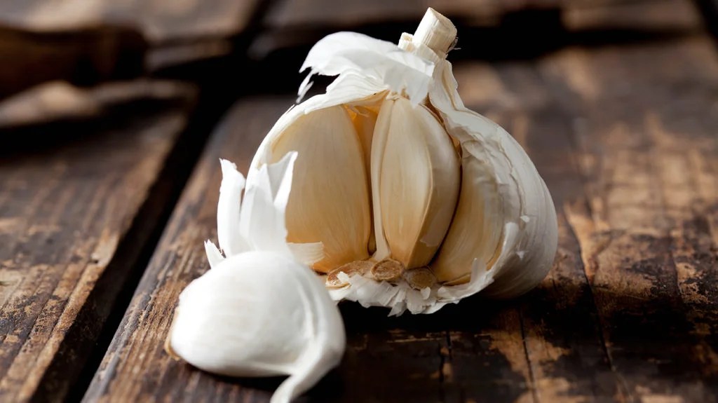 How to Eat Raw Garlic Without Burning Your Mouth