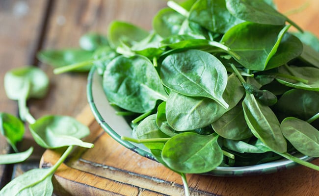 Can spinach be eaten raw?